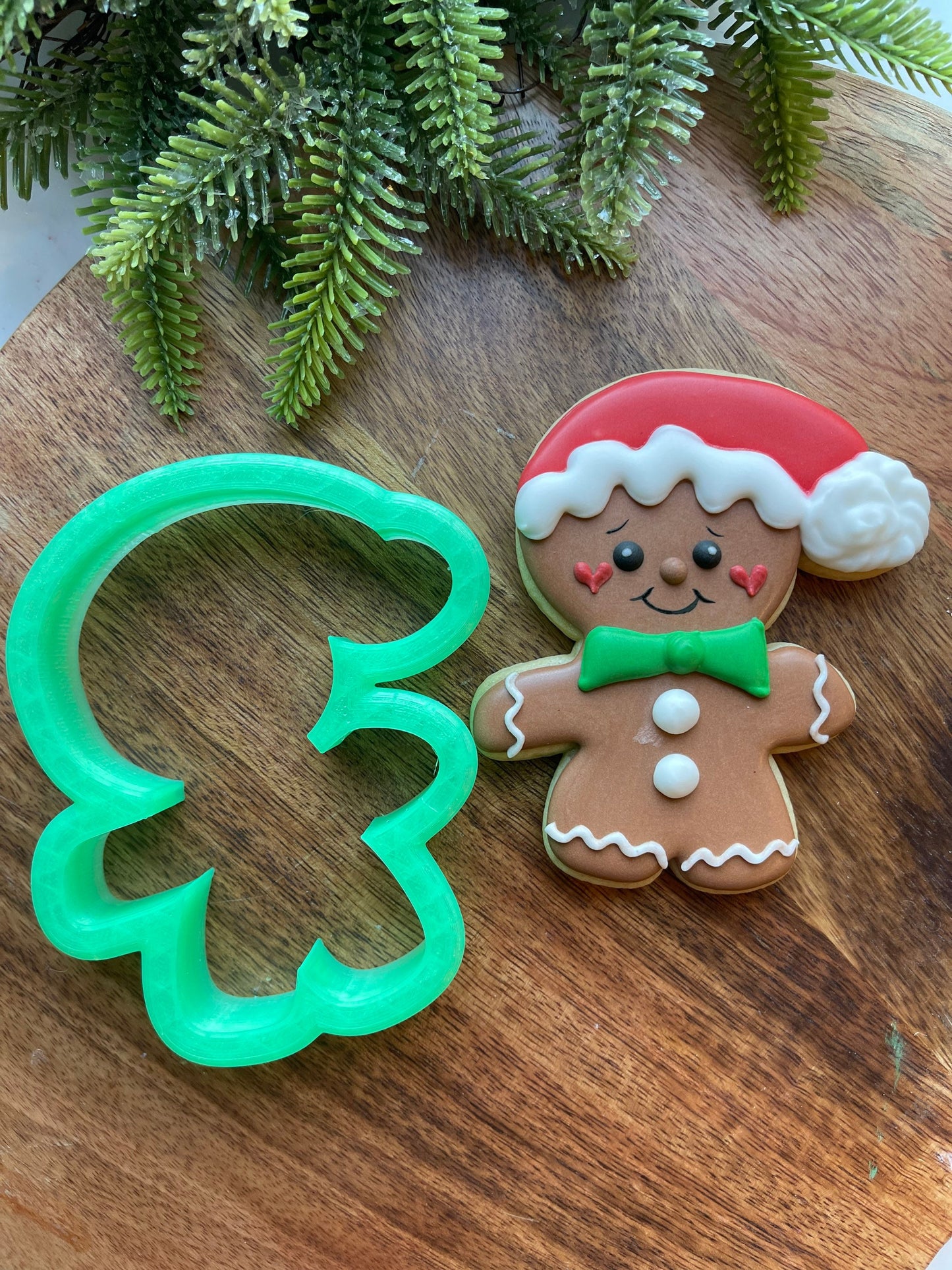 Cheerful gingerbread family cookie cutter set