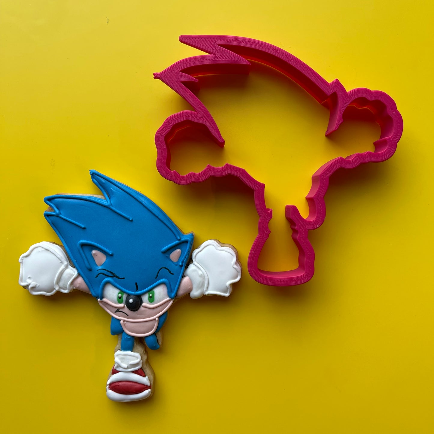 Sonic large 5 inch cookie cutter